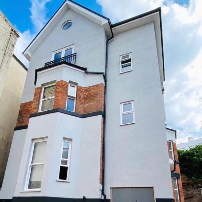 Large, Newly Renovated, Three Bedroom Town Centre Split Level Apartment With Free Parking, Sleeps Seven - Walking Distance To Beach Bournemouth Luaran gambar