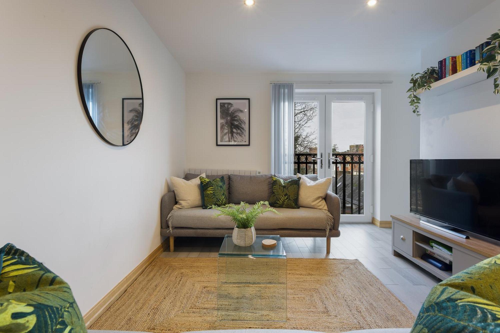 Large, Newly Renovated, Three Bedroom Town Centre Split Level Apartment With Free Parking, Sleeps Seven - Walking Distance To Beach Bournemouth Luaran gambar
