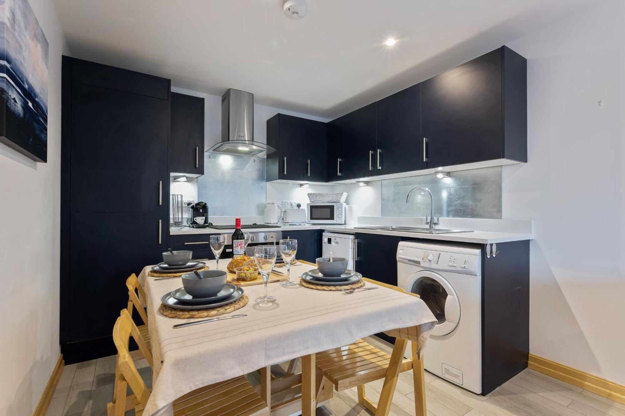 Large, Newly Renovated, Three Bedroom Town Centre Split Level Apartment With Free Parking, Sleeps Seven - Walking Distance To Beach Bournemouth Luaran gambar