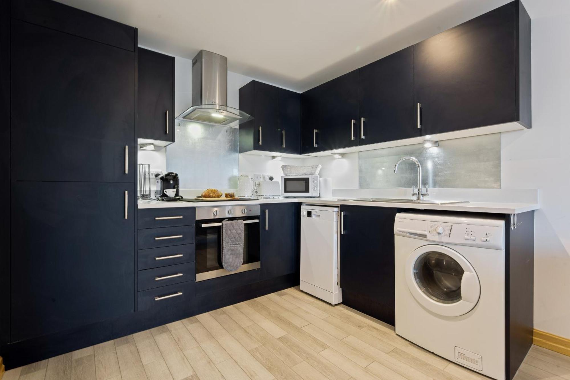 Large, Newly Renovated, Three Bedroom Town Centre Split Level Apartment With Free Parking, Sleeps Seven - Walking Distance To Beach Bournemouth Luaran gambar
