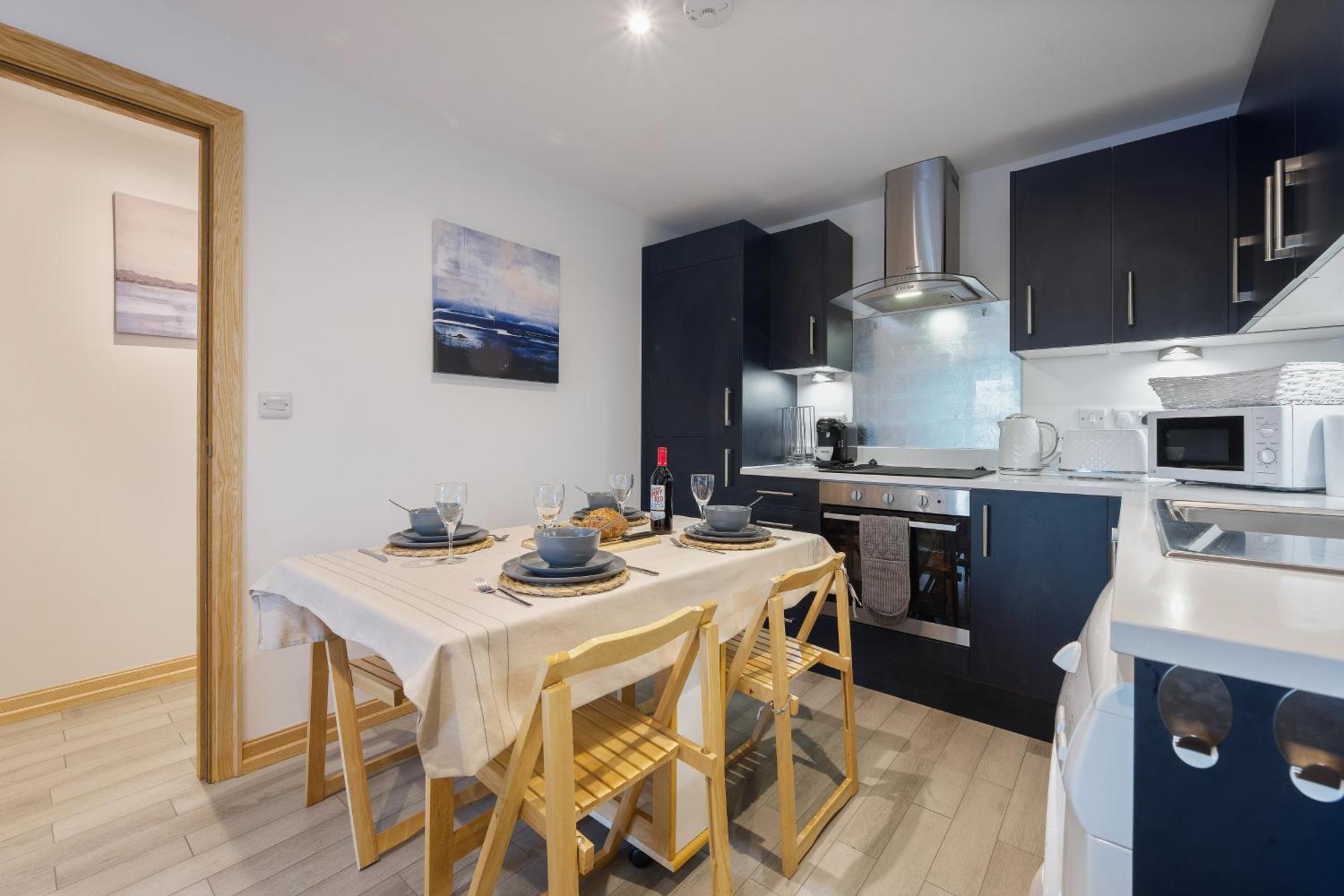Large, Newly Renovated, Three Bedroom Town Centre Split Level Apartment With Free Parking, Sleeps Seven - Walking Distance To Beach Bournemouth Luaran gambar