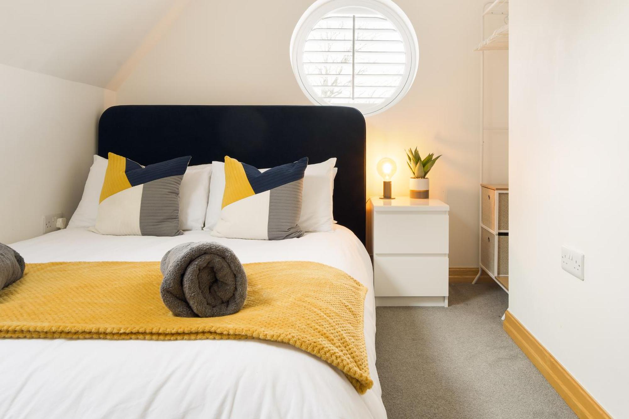 Large, Newly Renovated, Three Bedroom Town Centre Split Level Apartment With Free Parking, Sleeps Seven - Walking Distance To Beach Bournemouth Luaran gambar