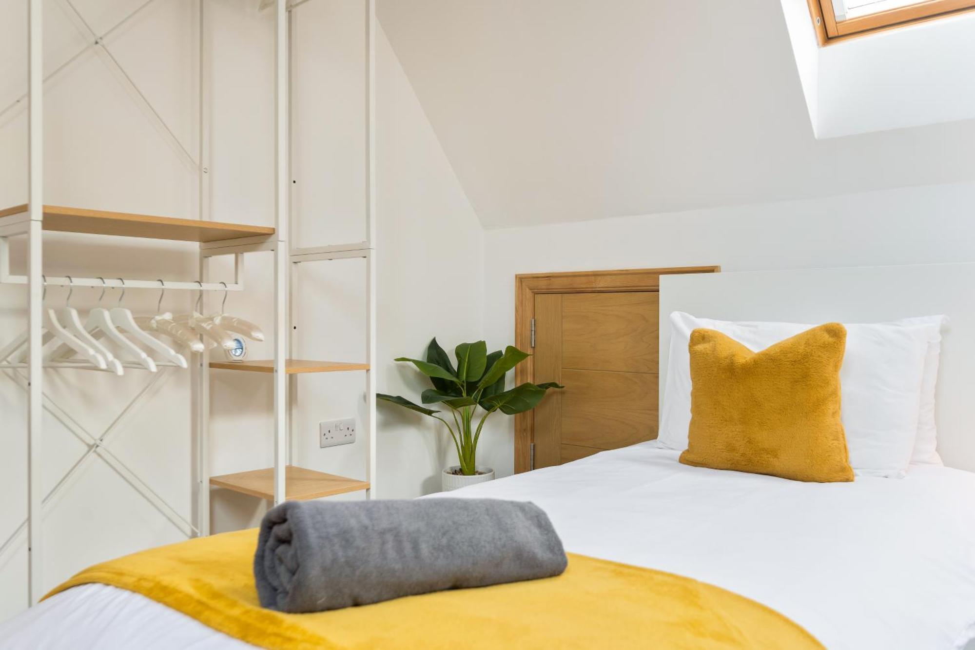 Large, Newly Renovated, Three Bedroom Town Centre Split Level Apartment With Free Parking, Sleeps Seven - Walking Distance To Beach Bournemouth Luaran gambar