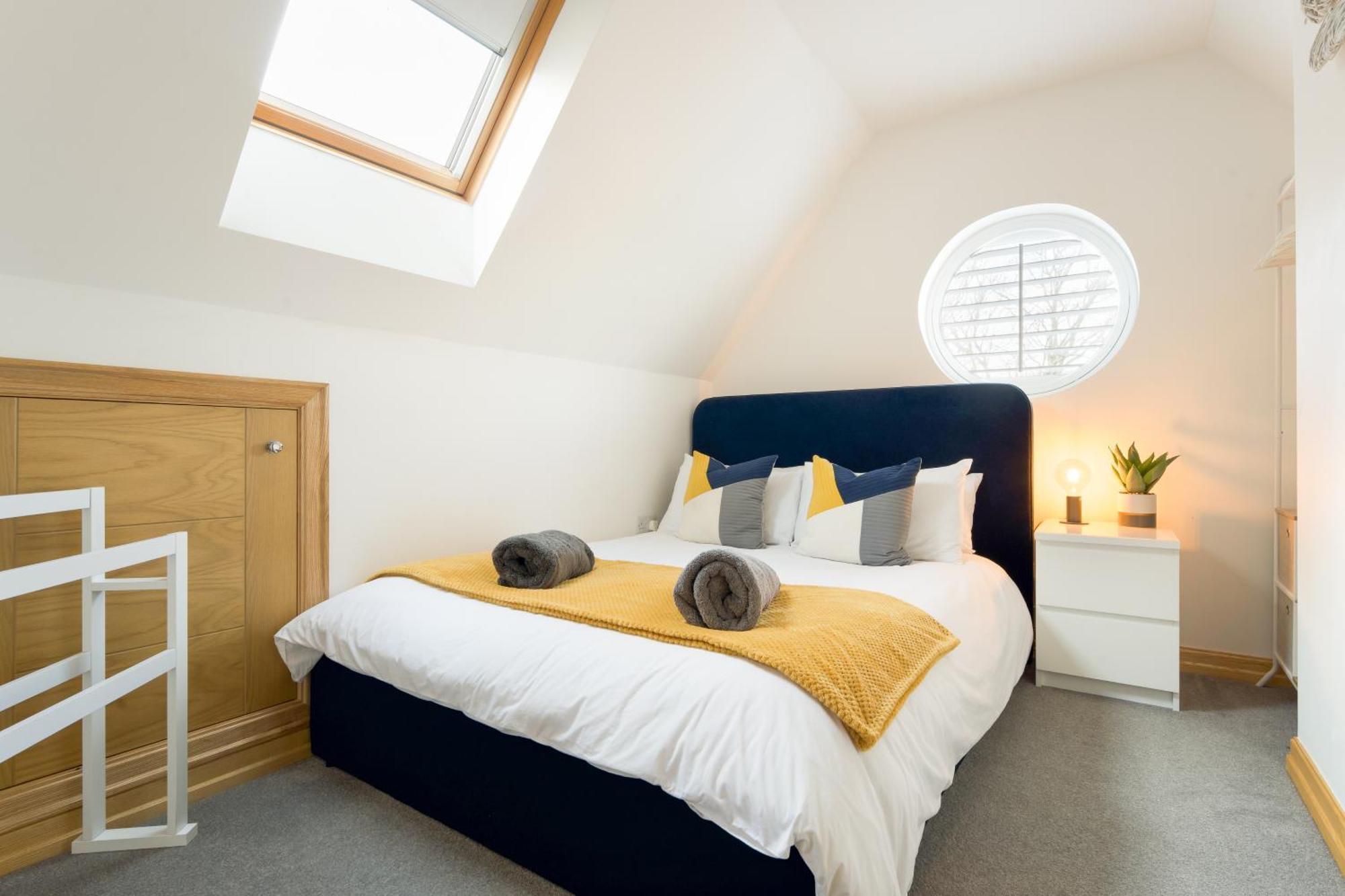 Large, Newly Renovated, Three Bedroom Town Centre Split Level Apartment With Free Parking, Sleeps Seven - Walking Distance To Beach Bournemouth Luaran gambar
