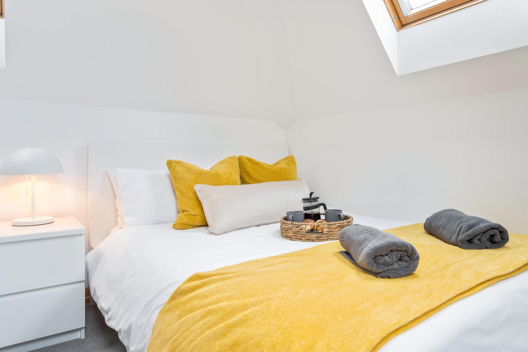 Large, Newly Renovated, Three Bedroom Town Centre Split Level Apartment With Free Parking, Sleeps Seven - Walking Distance To Beach Bournemouth Luaran gambar