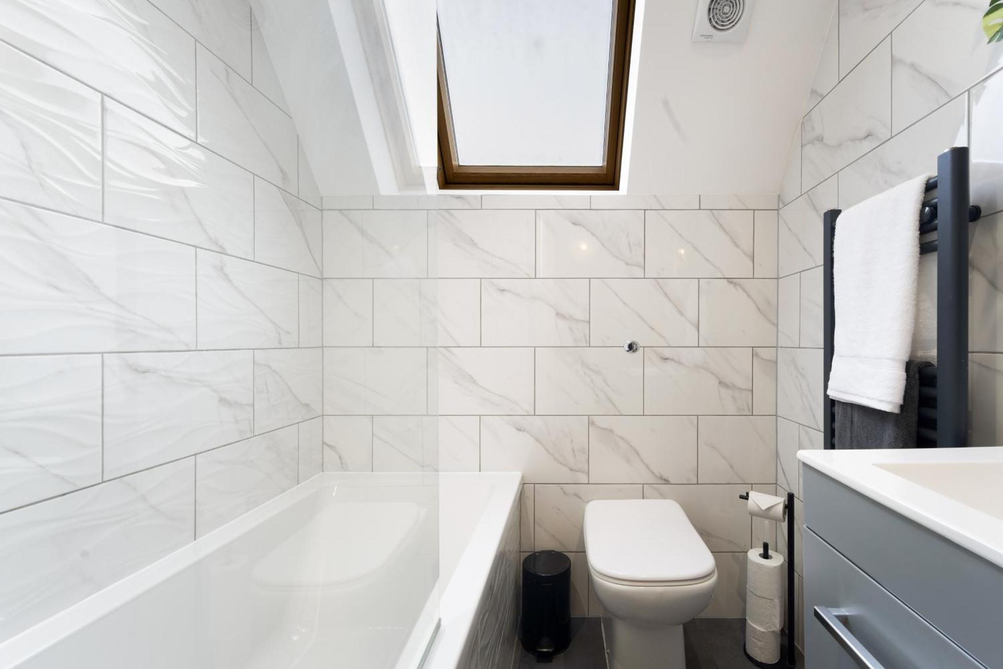 Large, Newly Renovated, Three Bedroom Town Centre Split Level Apartment With Free Parking, Sleeps Seven - Walking Distance To Beach Bournemouth Luaran gambar